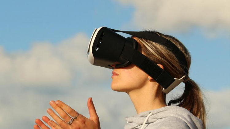 Virtual reality og pulsmåler skal hjælpe patienter af med social angst