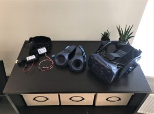 Billede af VR headset, controllers og måleudstyr der anvendes i eksponeringsterapien