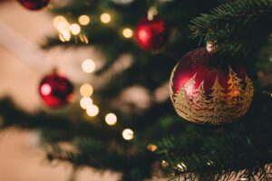 Juletræ med julekugle og julelys til at illustrere en julehilsen fra VR8